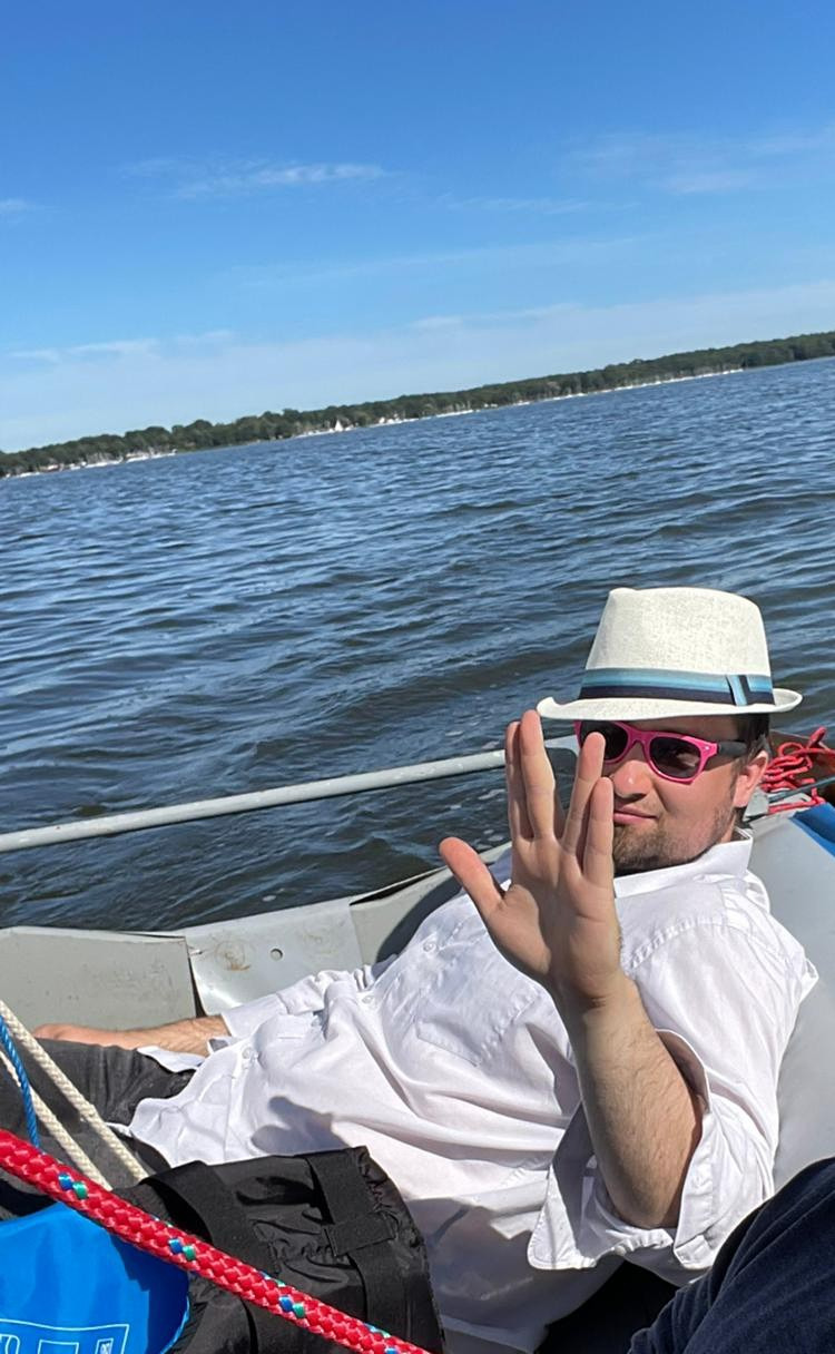 Janto liegend auf dem Heck seines ersten Boots